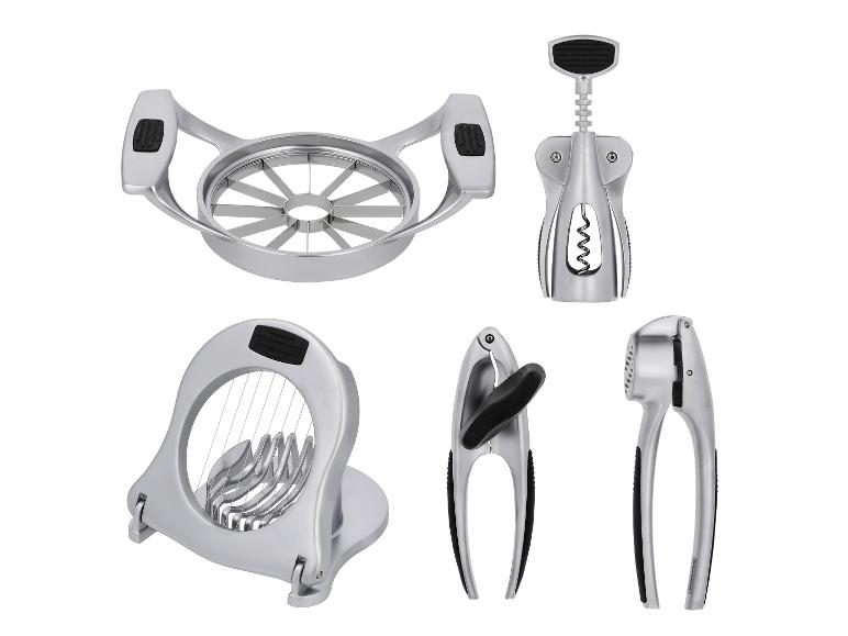 Silvercrest Küchenhelfer-Set: Apfelteiler, Korkenzieher, Eierschneider, Nussknacker und Knoblauchpresse.