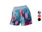 Sport-Shorts mit buntem, abstraktem Muster.