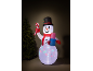 Aufblasbarer Schneemann mit Zylinder, Zuckerstange und Geschenk, neben einem Weihnachtsbaum.