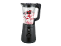 Schwarzer Mixer mit Glaskrug, gefüllt mit Beeren und Joghurt