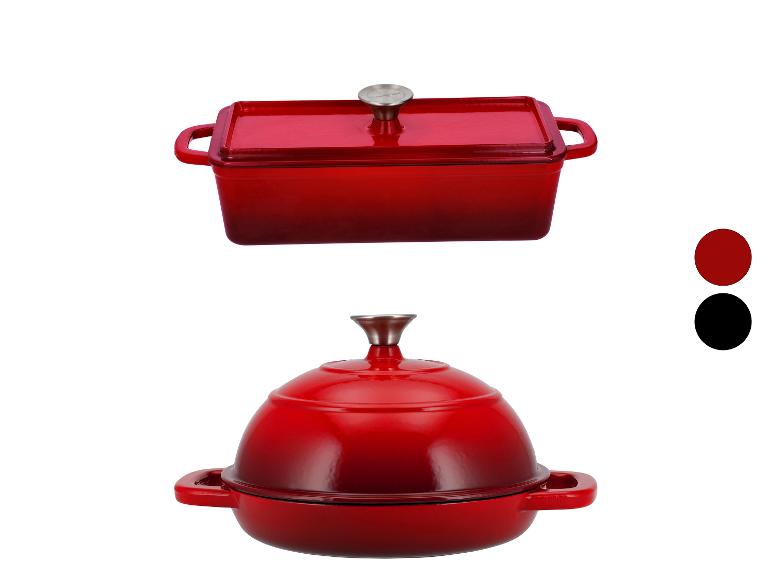 Zwei rote Gusseisen-Backformen.