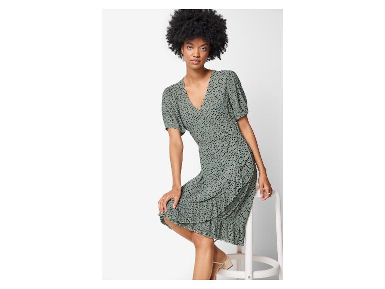 Gepunktete Wickelkleid, sommerlicher Stil.