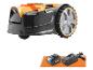 Orange-schwarzer Mähroboter mit zwei Akkus und Ladegerät.