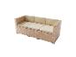 Dreisitziges Gartensofa aus Rattan mit beigen Kissen.