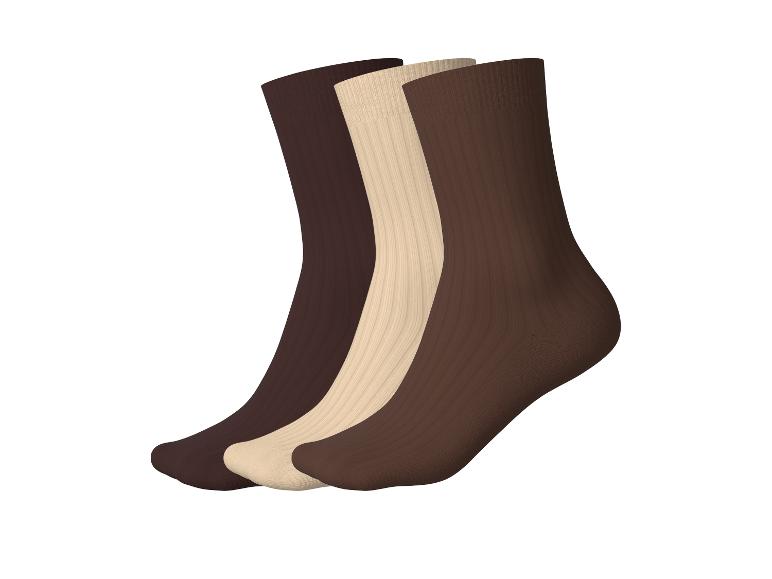 Drei Paar Socken in Braun- und Beigetönen.
