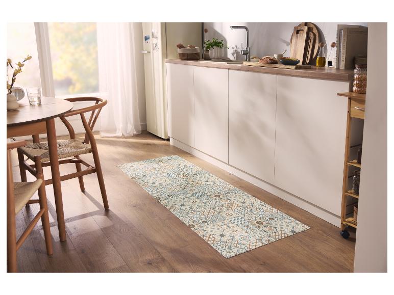 Küchenläufer mit geometrischen Mustern in einer modernen Küche mit Holztisch.