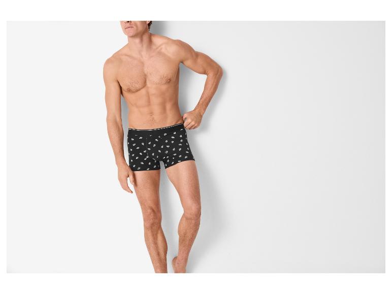 Mann in schwarzen Boxershorts mit weißem Muster