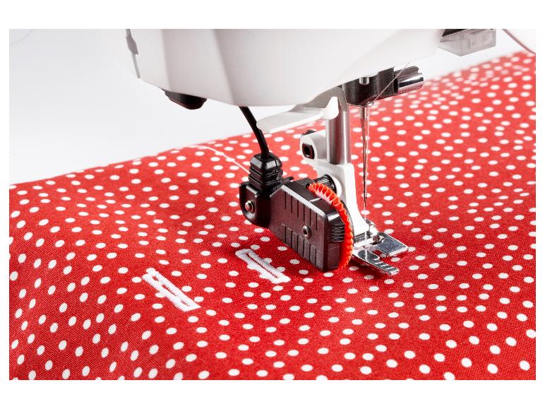 Nähmaschine mit rotem gepunktetem Stoff und Knopflöchern