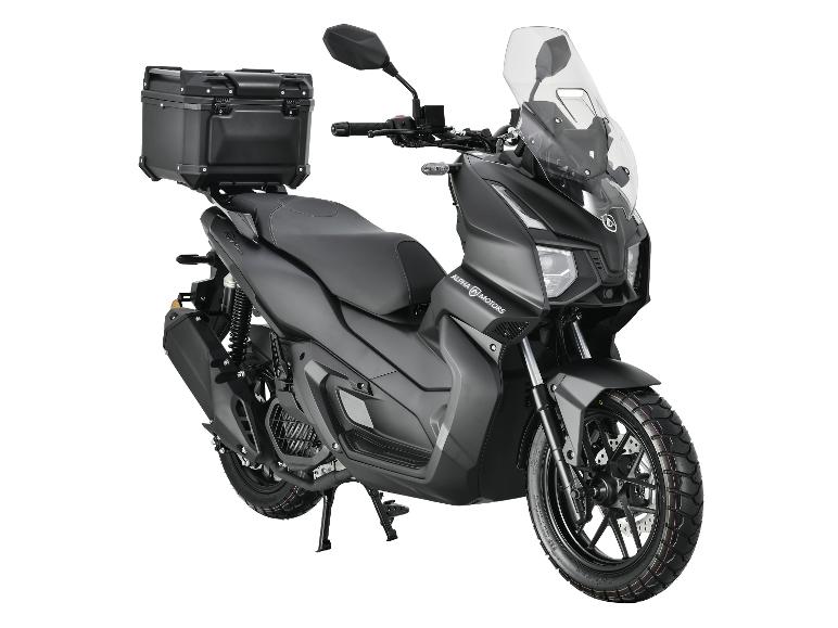 Schwarzer Roller mit Topcase und Windschutzscheibe, mit „ALPHA MOTORS“ an der Seite.