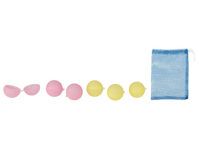 Rosa und gelbe wiederverwendbare Wasserballons mit einem blauen Netzbeutel.