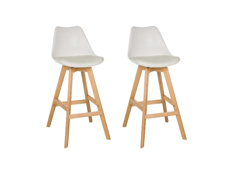 Zwei weiße Barhocker mit Holzbeinen