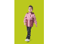 Lächelndes Mädchen in einer rosa Jacke und dunklen Jeans.