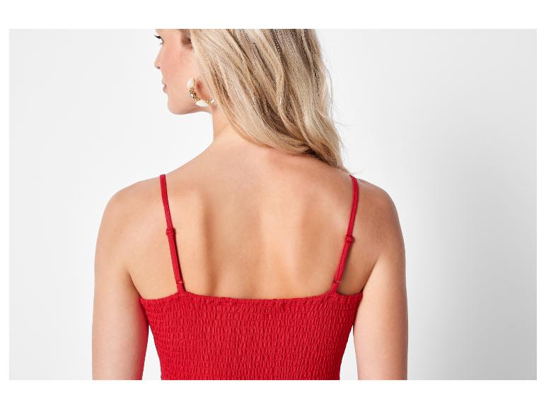 Rotes Trägerkleid, gerafft.