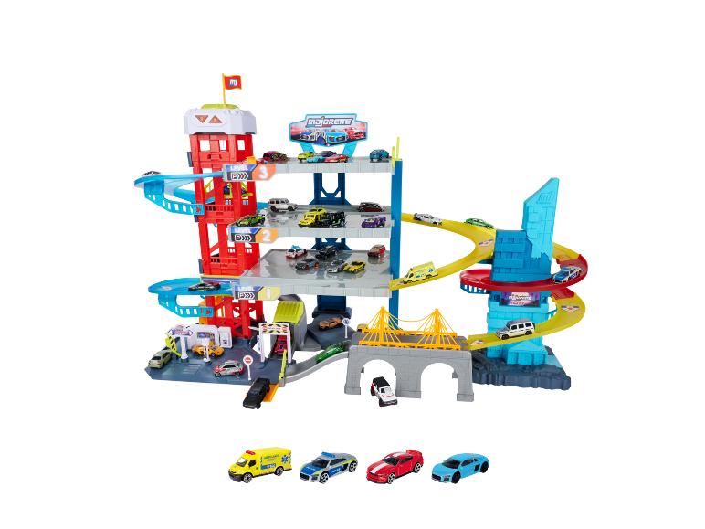 Mehrstöckige Spielzeuggarage mit Rampen, Brücke und verschiedenen Autos.