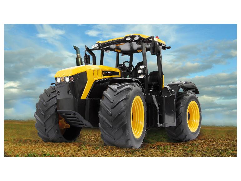 Funkferngesteuerter JCB Fastrac Traktor auf dem Feld.