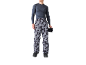 Mann in dunkelgrauem Thermoshirt und grauer Camouflagehose, hält schwarze Handschuhe.