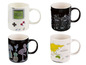 Vier Tassen mit unterschiedlichen Designs: Game Boy, Sternbilder, Flamingos und eine Weltkarte.