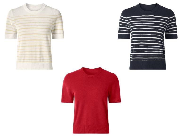 Drei kurzärmelige Stricktops: eines weiß mit gelben Streifen, eines marineblau mit weißen Streifen und eines einfarbig rot.