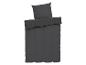 Dunkelgrauer Bettwäsche-Set mit dezentem Karomuster auf dem Kissenbezug.