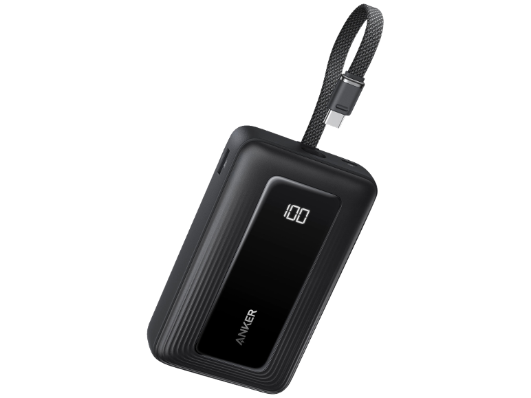 Schwarze Powerbank mit integriertem USB-C-Kabel und digitaler Anzeige, die 100% Ladung zeigt.