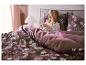LIVARNO home Mikrofaser-Satin-Wendebettwäsche mit Blumenmuster auf einem Bett.