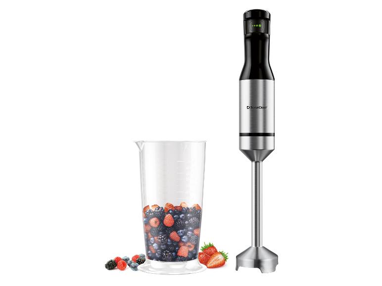Stabmixer mit Messbecher voller Beeren.