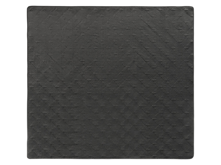 Eine schwarze Steppdecke mit geometrischem Muster.