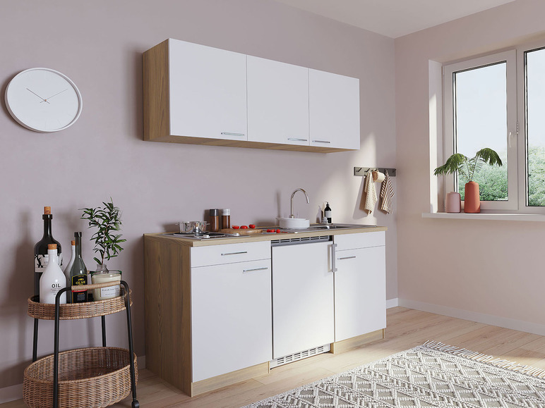 Weiße Küchenschränke mit integriertem Kühlschrank und Spüle.