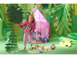 Mädchen in rosa Sweatshirt und Hose, neben rosa Spielzelt und Holzeisenbahn.