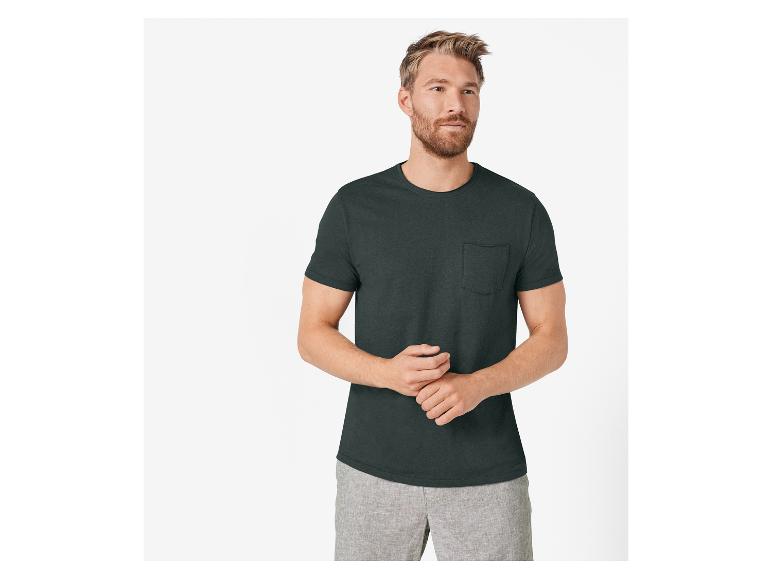 T-Shirt mit Tasche und Shorts für Herren.