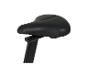 Ein schwarzer Fahrradsattel auf weißem Hintergrund.