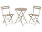 Bistro-Set mit zwei beigen Klappstühlen und einem runden Klapptisch.
