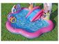 Aufblasbarer Kinderpool mit Prinzessinnen-Motiv, Rutsche und Spielzeug auf Gras.