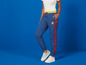 Blaue Hose mit rotem Streifen und Lidl-Logo, weiße Sneaker