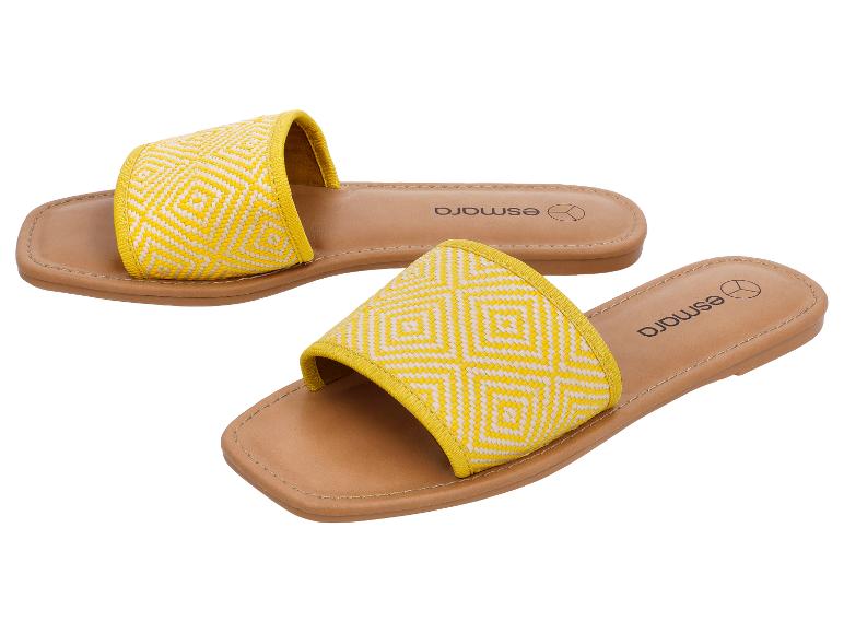 Gelbe Sandalen mit weißem geometrischem Muster und hellbrauner Sohle.