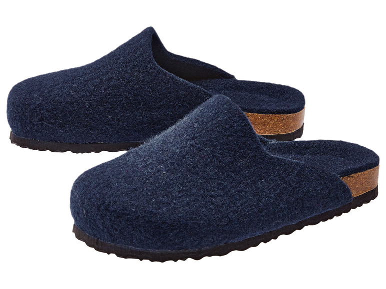 Zwei Paar blaue Wollpantoffeln mit Korksohle.