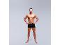 Mann in schwarzen Boxershorts, zeigt athletische Figur.