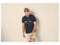 Mann in marineblauem T-Shirt mit „Beach Club“-Aufdruck und gestreiften Shorts