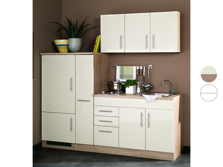 Moderne Miniküche mit cremefarbenen Schränken, Holzoptik-Arbeitsplatte und Spüle.