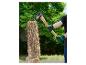 Mann in Schutzhandschuhen hackt Holz mit einer Axt.