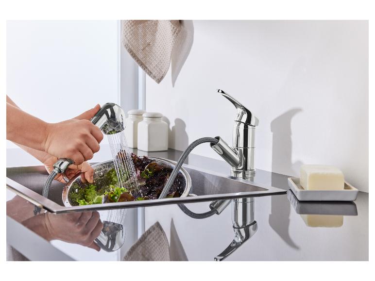 Küchenarmatur mit Ausziehbrause, Salat waschen.
