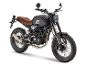 PRIKE PXS 125 Scrambler Motorrad in Schwarz mit braunem Sitz und silbernem Auspuff.