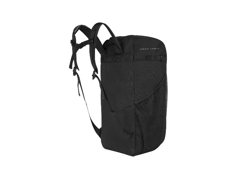 Schwarzer Rucksack mit „COMBAT SPORTS“-Schriftzug und einer seitlichen Netztasche.