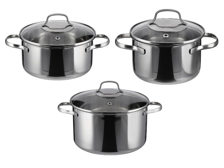 Drei Edelstahltöpfe mit Glasdeckeln, auf weißem Hintergrund