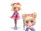 Modepuppe im Anime-Stil mit blonden Dutts, rosa Kleid und passender Charakter-Illustration.