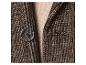Braune Tweedjacke mit Knopf und Knopfloch.