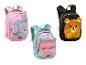 Drei Kinderrucksäcke mit Plüschtier-Designs: grauer Hase, rosa Katze und brauner Bär.