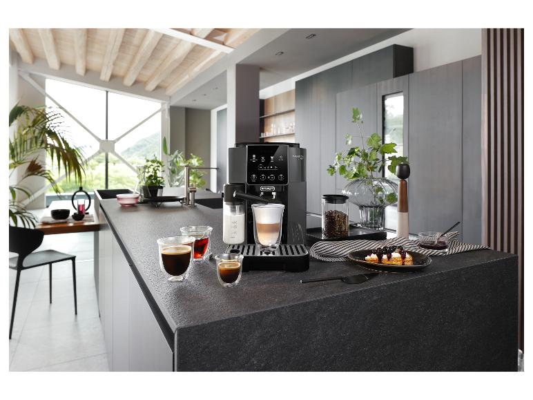 De'Longhi Magnifica Start Kaffeemaschine in moderner Küche mit Kaffee und Desserts.