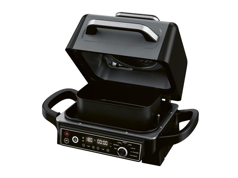 Offene multifunktionale Heißluftfritteuse und Grill mit Digitalanzeige und Bedienelementen.