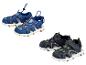 Zwei Paar Kindersandalen: blaue mit orangefarbenen Akzenten und dunkelblaue mit grünen Akzenten.